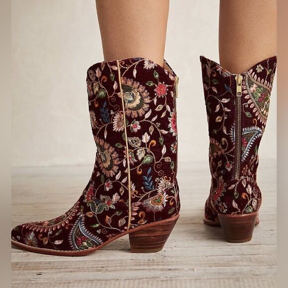 New MOMO
NEW YORK EVY EMBROIDERED VELVET BOOTS - Picture 1 of 8